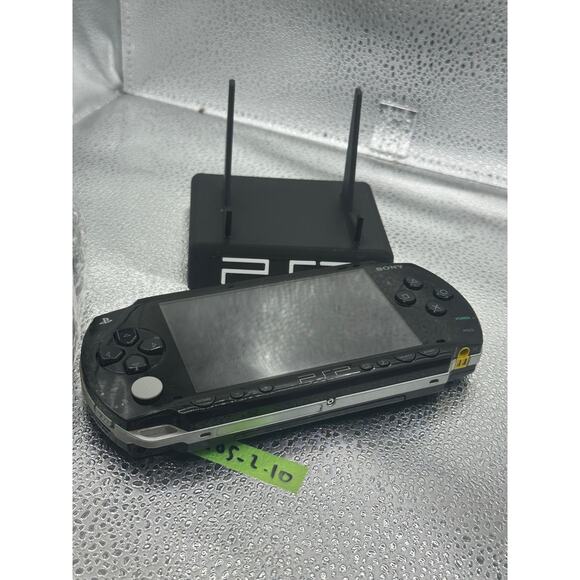Black psp 1000 w/charger & new battery & circle pad - Picture 3 of 10